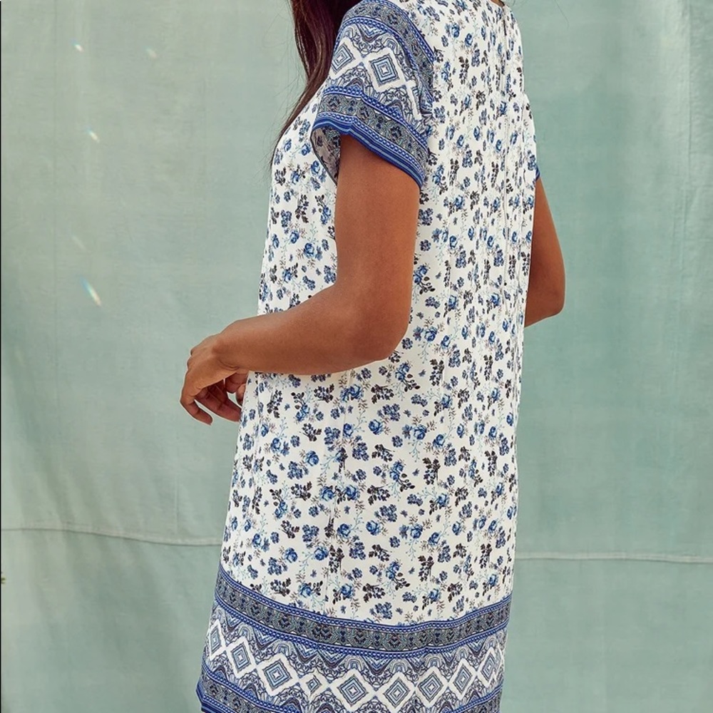 Lulu’s NWT Let’s Travel The World White Floral Print Shift Dress 💙 - Picture 4 of 12